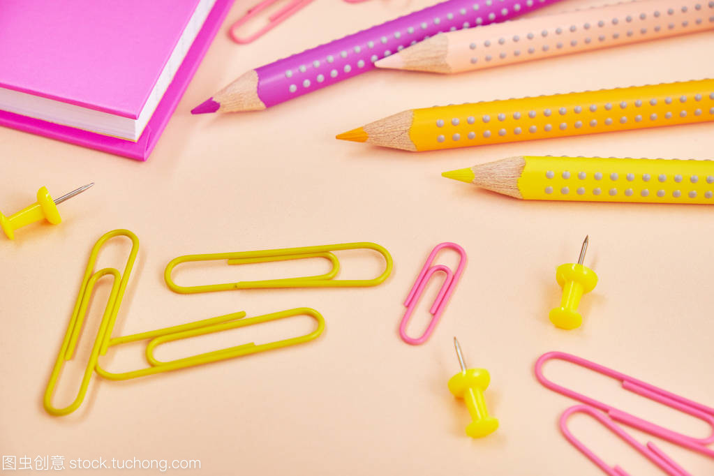 鉛筆與回形針 文具世界里的經(jīng)典搭檔